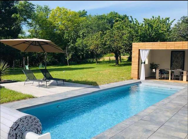 Appartement de vacances pour 3 personnes, avec Jacuzzi et Terrasse ainsi que Jardin et Piscine