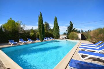 Gîte pour 6 personnes, avec jardin ainsi que terrasse et piscine, animaux acceptés à Arles