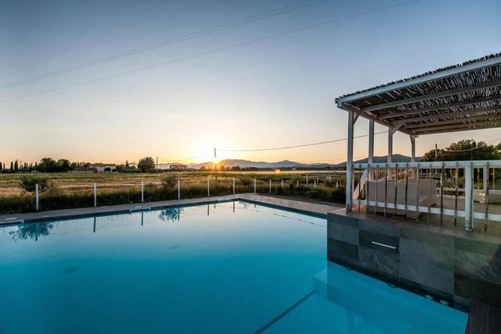 Appart’hôtel pour 8 personnes, avec bassin pour enfant et jardin ainsi que piscine et vue, animaux acceptés