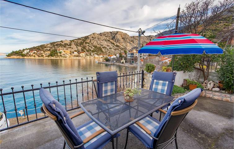 Stilvolles Apartment mit Terrasse, WLAN und Zugang zum Strand – nur 100 m entfernt! in Jablanac, Naturpark Velebit
