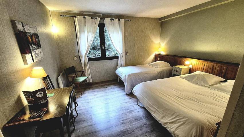 Hôtel pour 3 personnes, avec Terrasse ainsi que Jardin et Vue dans Gare D Ax Les Thermes