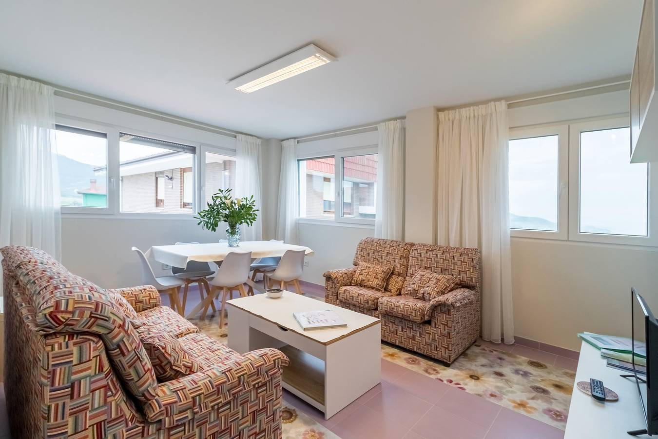 Apartamento entero, Apartamento 'Gloria-Patchwork' con vistas al mar, jardín compartido y Wi-Fi in Santillana del Mar, Costa de Cantabria