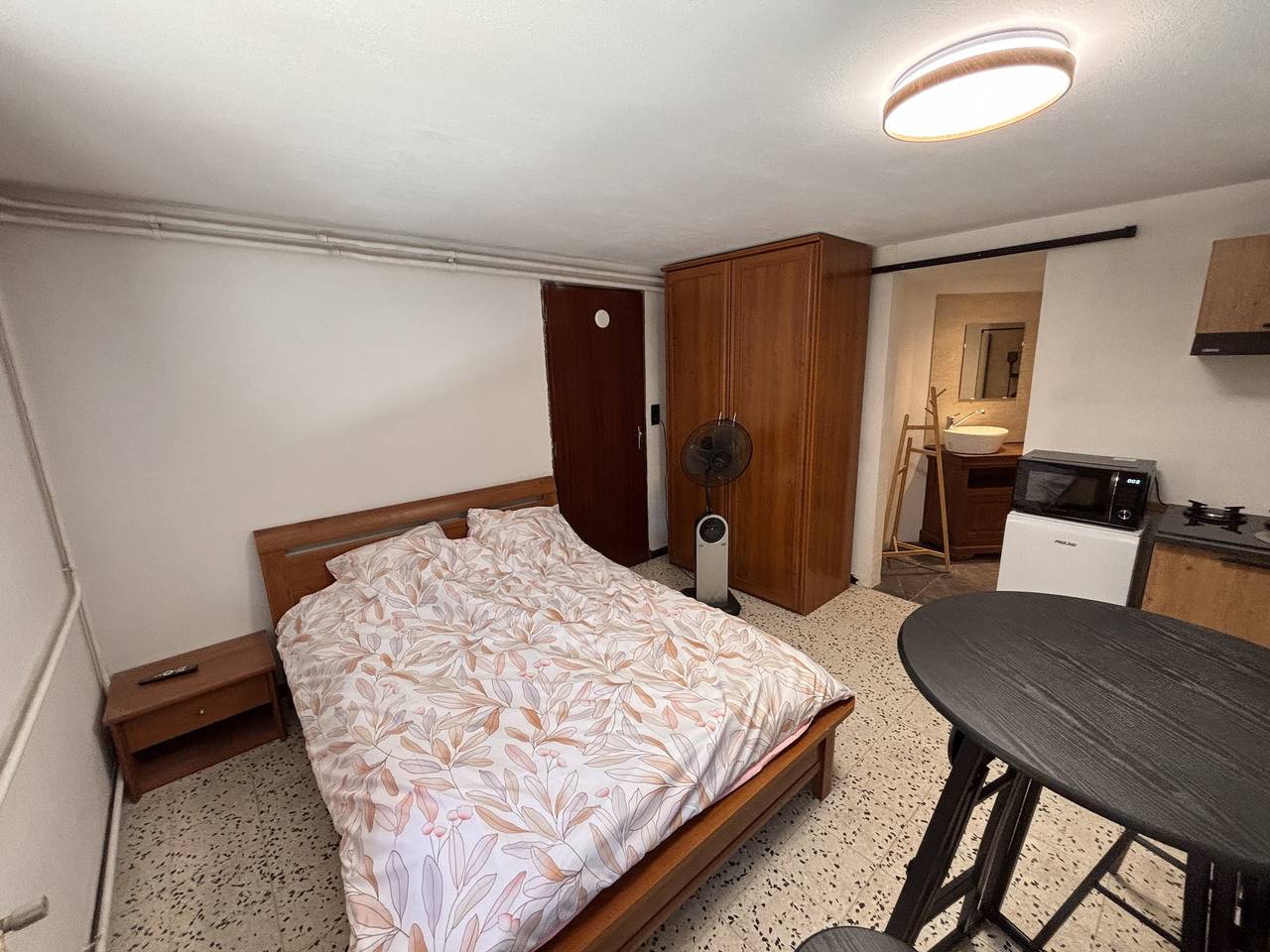Ganzes Studio, Studio „Les Iris“ mit gemeinsamer Terrasse, Garten und Wlan in Pont-Saint-Esprit, Nimes und Umgebung
