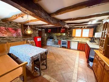 Casa rural para 14 personas, con vistas además de jardín y piscina, Se admiten mascotas en El Bierzo