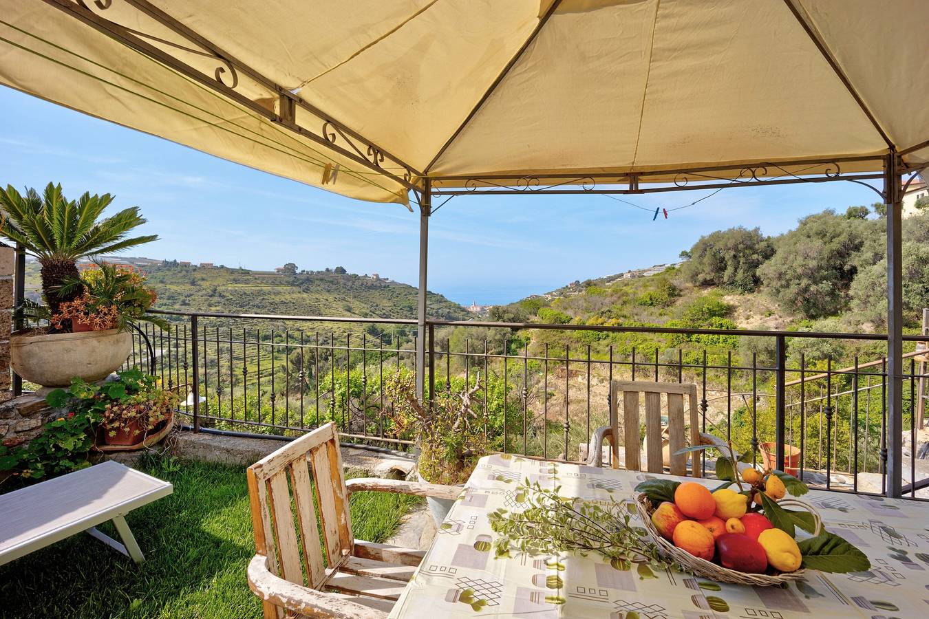 Ferienhaus Angolo del Mare mit Meerblick und Gemeinschaftspool in Pompeiana, Riviera di Ponente