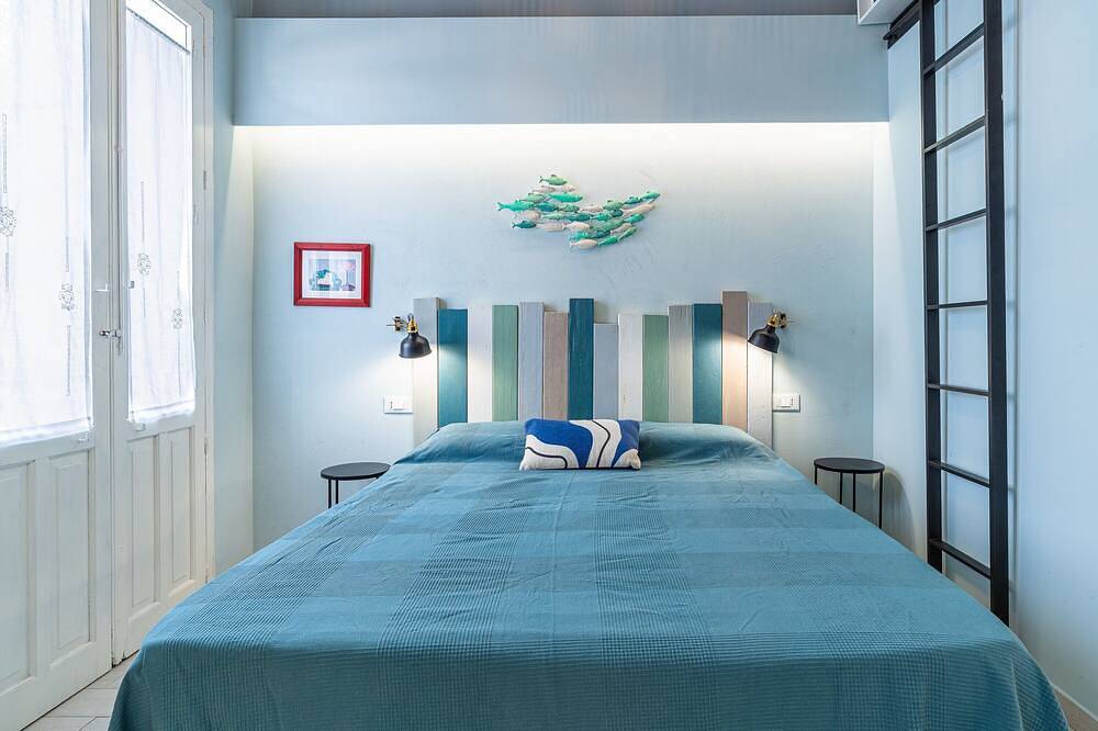 Appartamento intero, Appartamento 'Blue House con Terrazzo' vista mare, Wi-Fi e aria condizionata in Portopalo di Capo Passero, Siracusa e dintorni