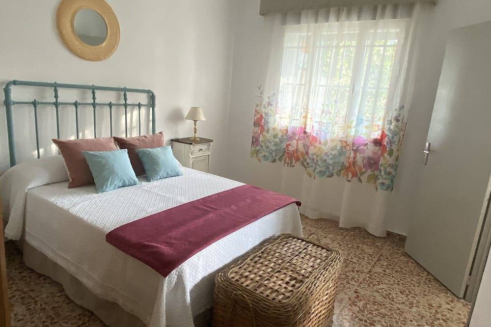 Villa with Garden and Fireplace overlooking the Colgada de Ruidera Lagoon in Ossa de Montiel, Lagunas de Ruidera Natural Park