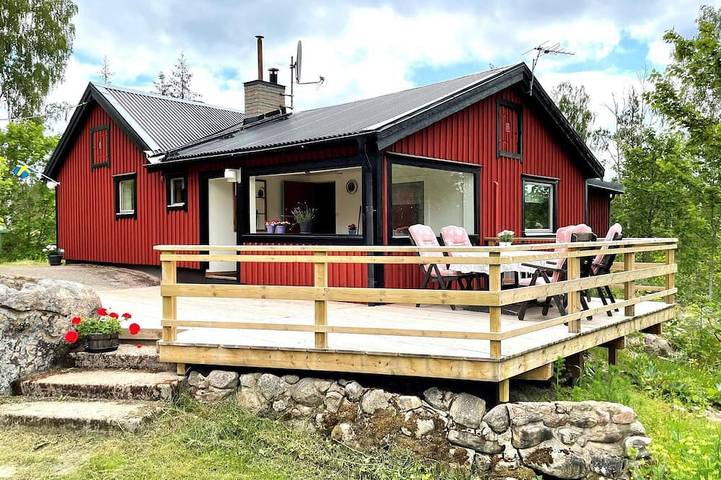 Ferienhaus für 8 Personen, mit Sauna und Balkon sowie Pool, mit Haustier in Östergötland