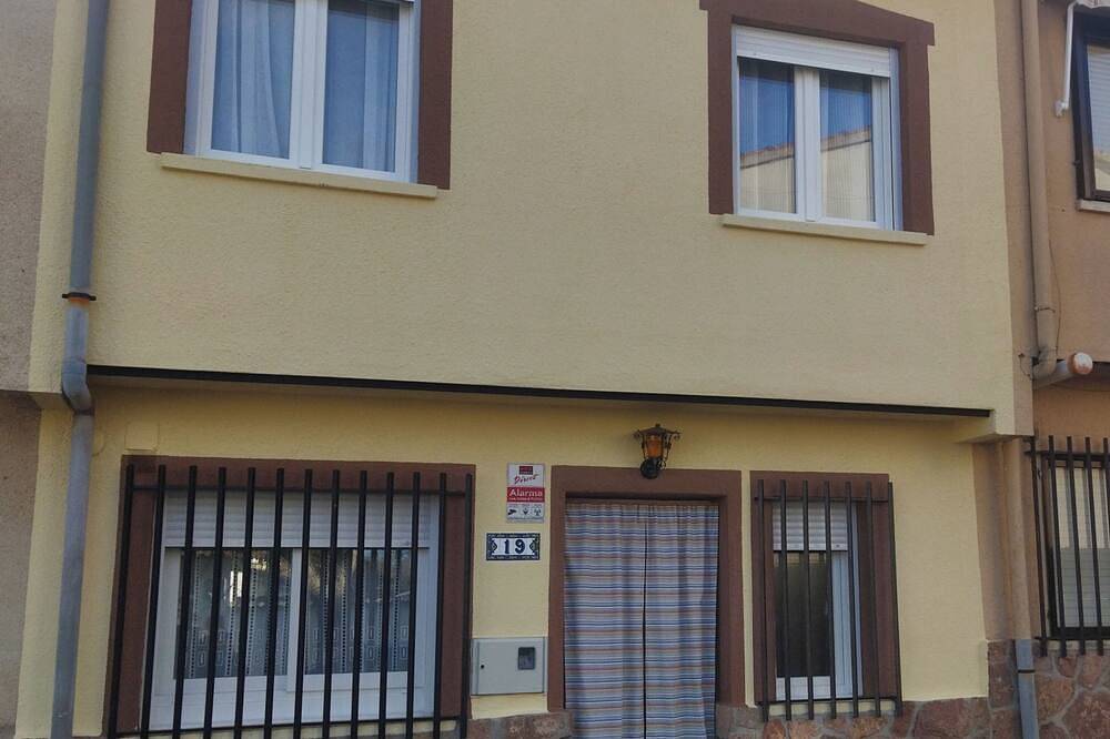 Welcoming house 100 meters from the river, sleeps 6. in Navaluenga, Valle del Alberche