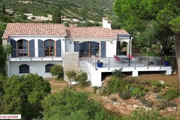 Location de vacances pour 8 personnes, avec jardin et balcon dans Plage de Sagone