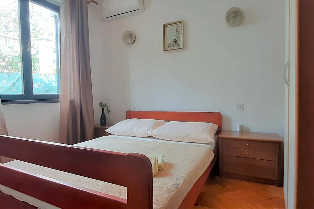 En-suite room Helena nr. 1 in town Krk with air conditioning, Wifi, parking in Krk Town, Krk