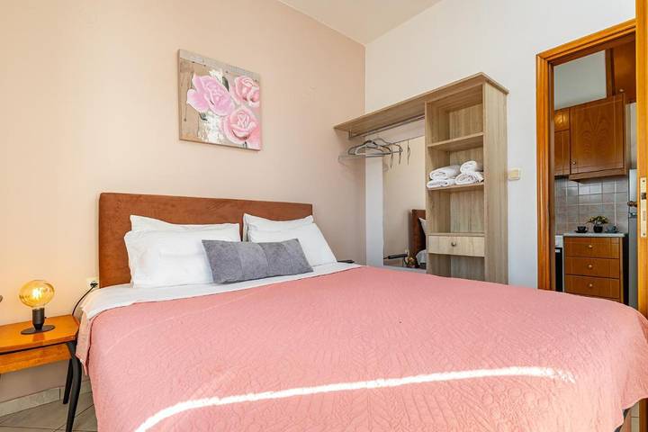 Gîte pour 5 personnes, avec balcon ainsi que vue et jardin dans Palaiochora