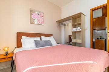 Gîte pour 5 personnes, avec balcon ainsi que vue et jardin dans Palaiochora