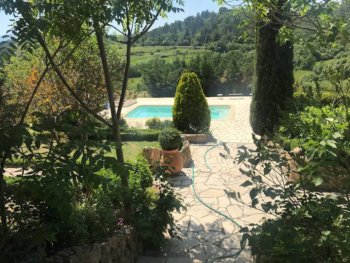 Gîte pour 2 personnes, avec piscine ainsi que jardin et terrasse, animaux acceptés à Bras