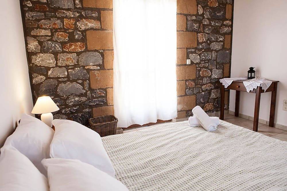 Kleine stenen kasteel in de beroemde Stoupa met zwembad in Stoupa, Messenia