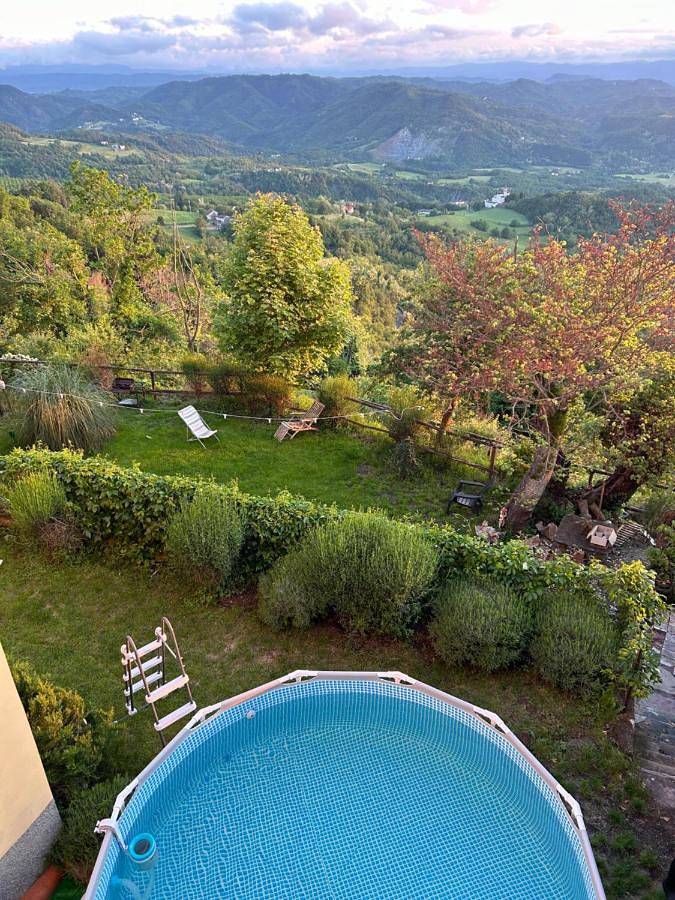 Gîte pour 6 personnes, avec vue ainsi que jardin et piscine, adapté aux familles à Ponzone - 2