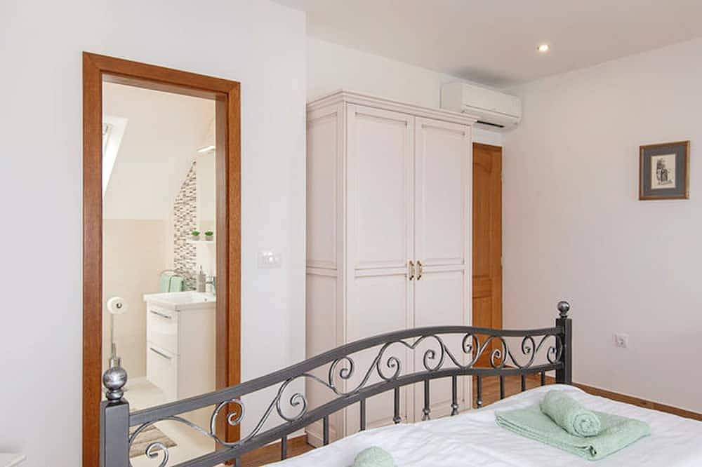 Holiday Home Lovište-Three Bedroom Holiday Home with Pool and  Sea View in Dubrovnik-Neretva