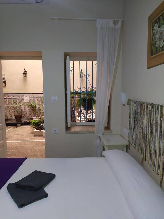 Basic Triple Room with Shared Bathroom in Casco Antiguo, Sevilla