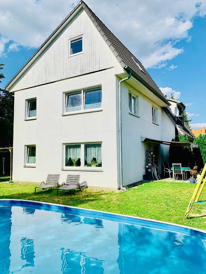 Ferienhaus für 4 Personen, mit Terrasse und Garten sowie Pool und Ausblick in Falkensee