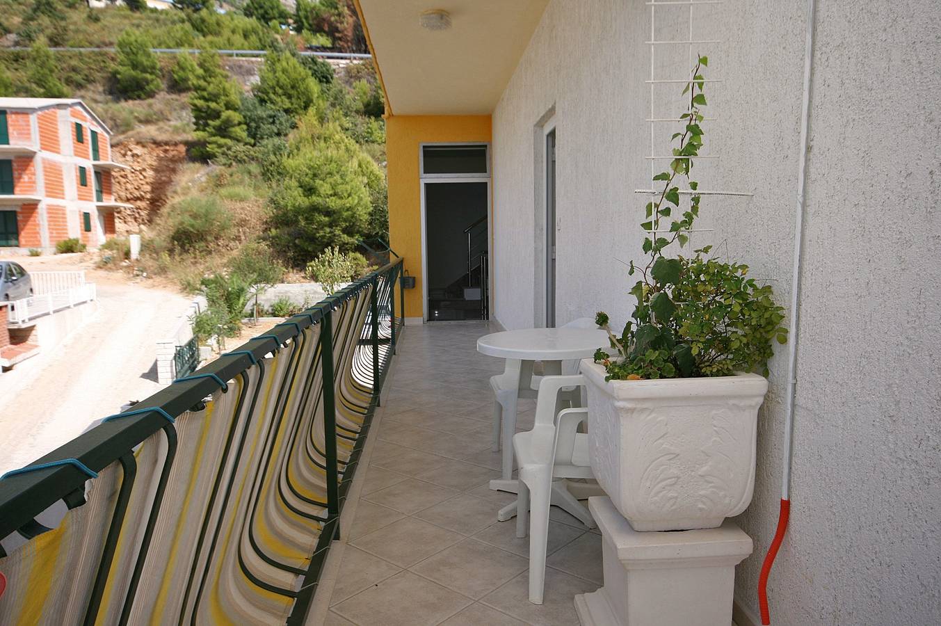 Ganze Wohnung, Studio Appartement mit Balkon und Meerblick Nemira, Omis As-4652-c in Omiš (Kroatische Adria), Omis-Riviera