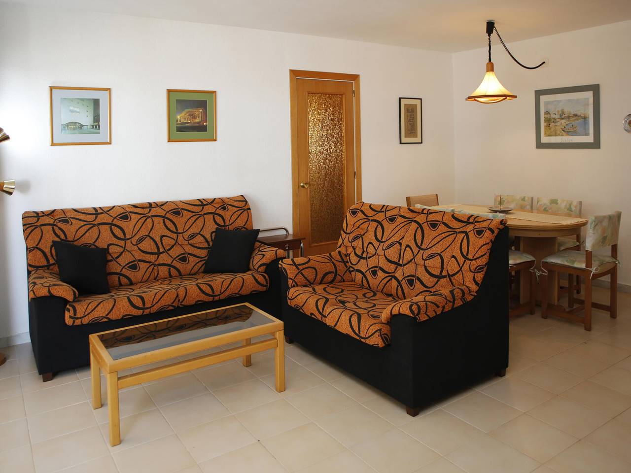 Entire apartment, 3-Bedroom Apartment with Communal Pools and Parking in Torredembarra, Costa Dorada