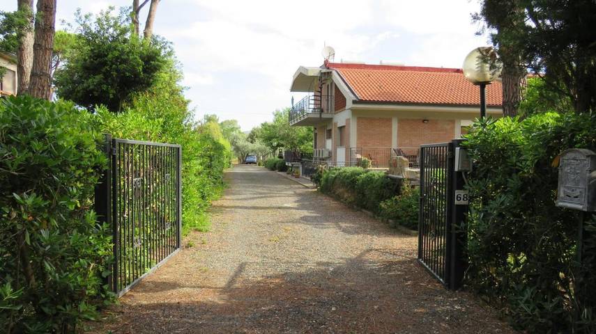 Casa vacanza per 7 persone, con Balcone e Terrazza nonché Giardino e Panorama a Roccamare