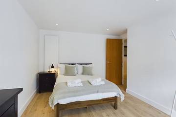 Apartment for 9 People in Tower Hamlets, London, Photo 1