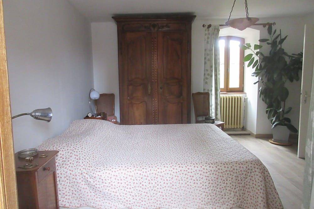 Gîte dans maison en pierre, avec piscine, à la campagne, proche Villefranche. in Savignac, Aveyron