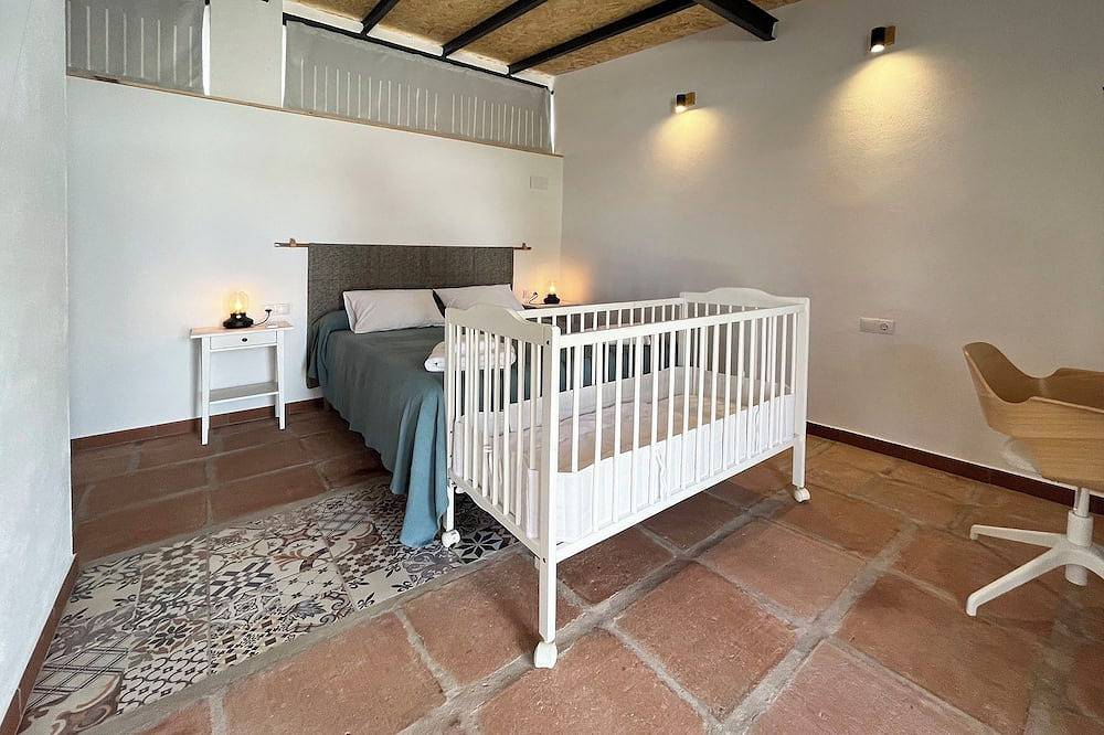House with a pool, 25 minutes from Seville, 3 suites, spacious outdoor area. in Aznalcázar, Sevilla Provinz