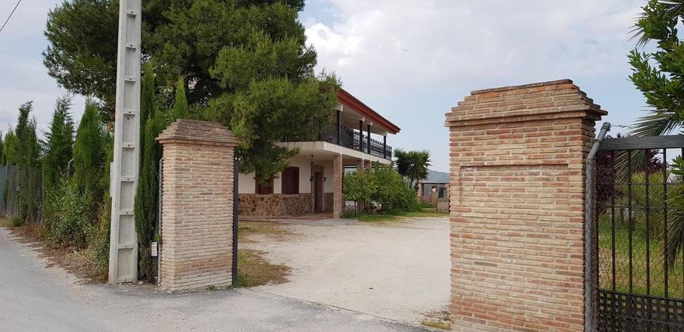 Location de vacances pour 12 personnes, avec Balcon et Terrasse ainsi que Jardin et Piscine à Baena