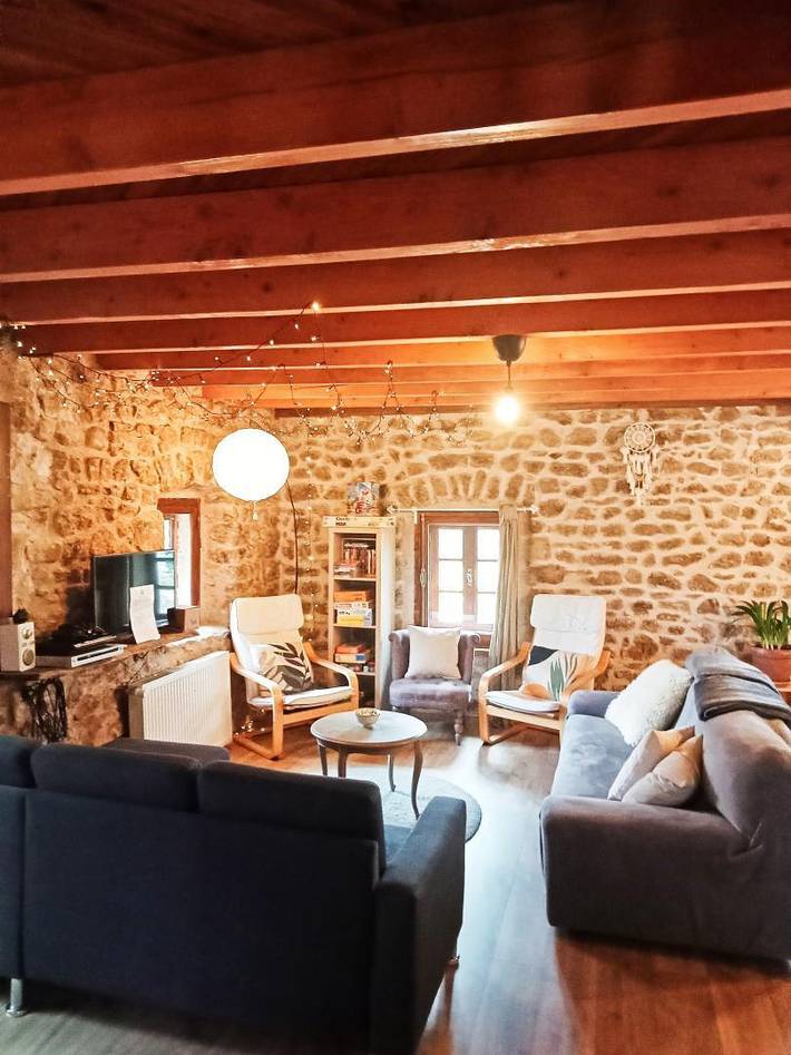 Gîte pour 9 personnes, avec jardin et terrasse à Saint-Anthème - 4