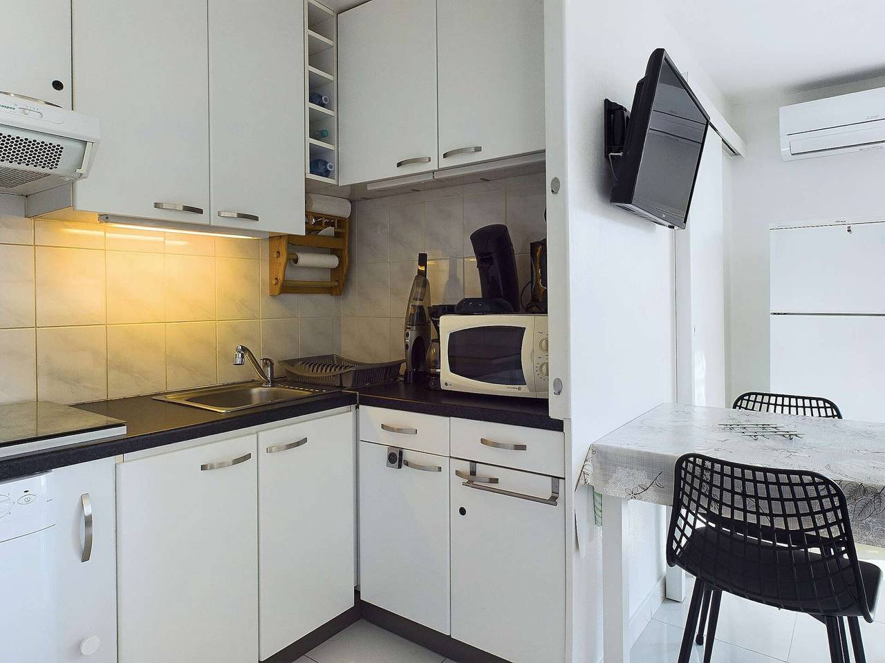 Entire apartment, Air-conditioned 2-room + cabin apartment with parking in the heart of Marseillan-Plage in Marseillan, Mediterranean Coast (France)