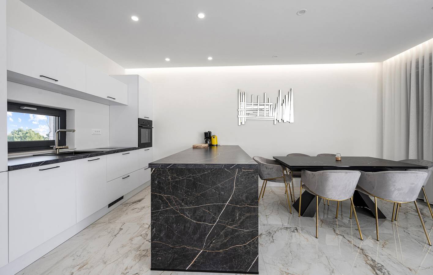 Geräumige 150 m² große Wohnung mit Pool, WLAN und Zugang zum Strand – 1,5 km entfernt in Vodice, Šibenik-Knin