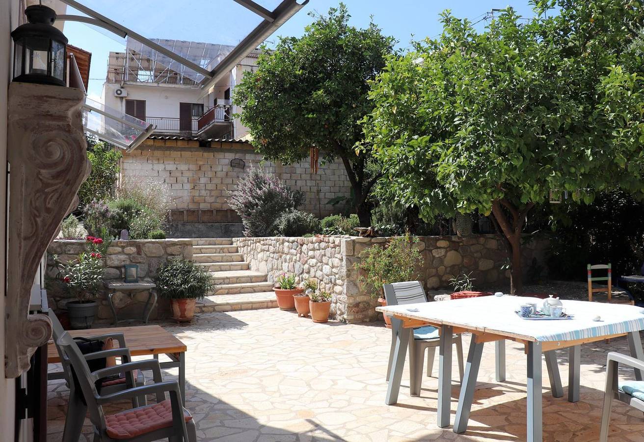 Ferienhaus nah am Strand, fußläufig ins Ortzentrum mit Tavernen und Geschäften. in Achaia