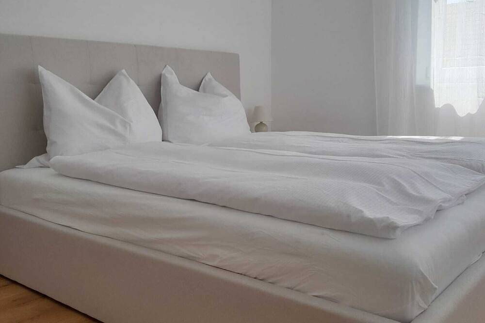 The Moment Luxury Suites- Parndorf, Modernes Haus in Parndorf mit Garten & Pool in Neusiedlersee-Hügelland