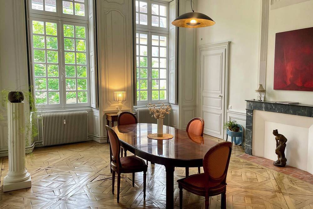 Entire apartment, Elegant Apartment in a 17th-Century Mansion with Ac – Heart of Semur-en-Auxois in Semur-en-Auxois, Montbard region