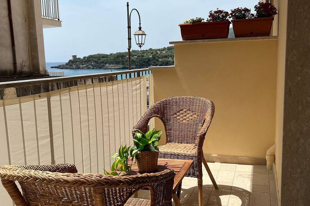 Fronte mare Rooms,camera vista mare con terrazzino privato in Marina di Camerota, Camerota