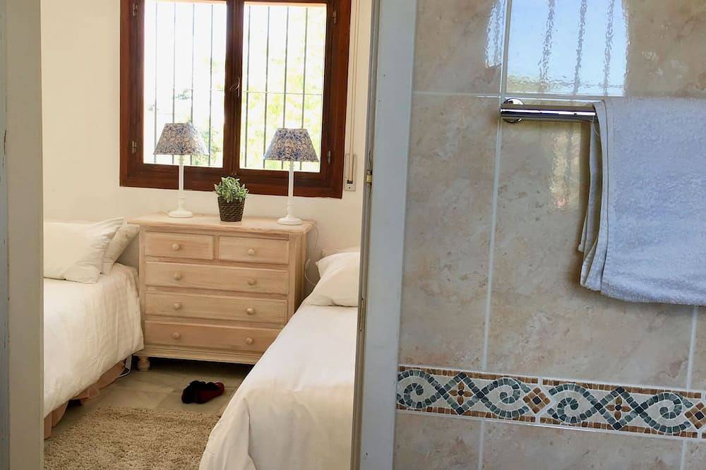 Ruime, lichte villa: groot zwembad, 3 slaapkamers en 3 badkamers, uitzicht op zee in Hacienda Las Chapas, Marbella
