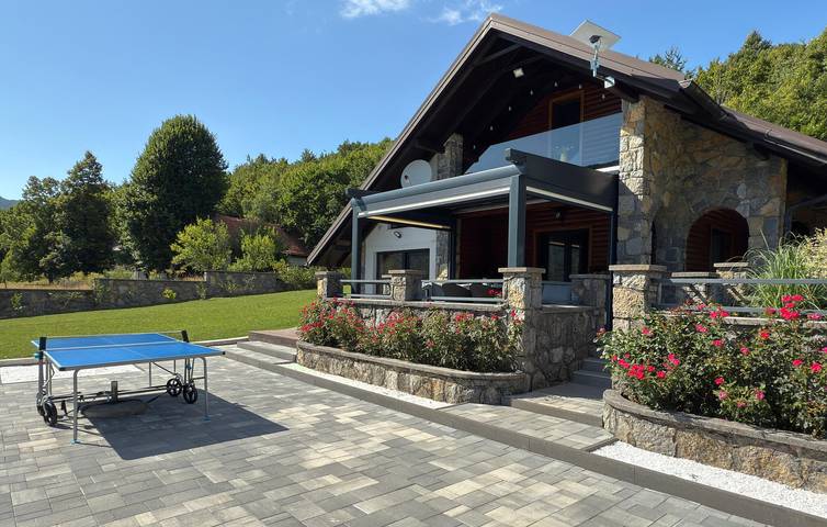 Charmante 2-Zimmer-Wohnung mit Terrasse, Grill und WLAN in der Nähe des Flusses Bužimnica in Gospitsch, Lika-Senj