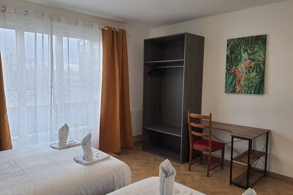 Entire apartment, 1 Bedroom unit in front of Le Bourget Airport in Le Blanc-Mesnil, Seine-Saint-Denis