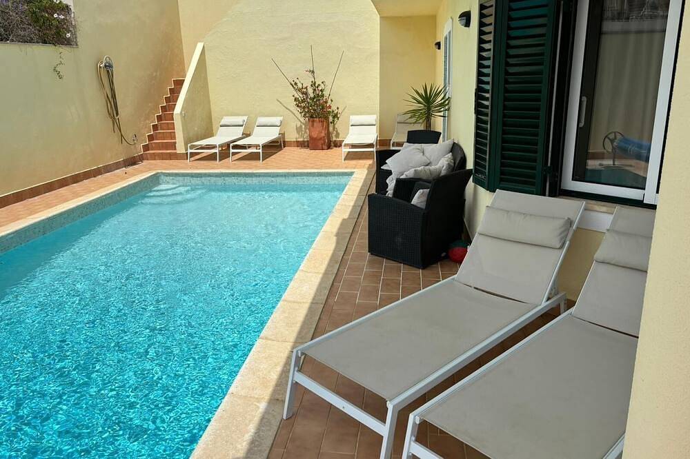 Beachvilla with private pool & seaview at prime location in Ferragudo Village. in Ferragudo, Faro Distrikt