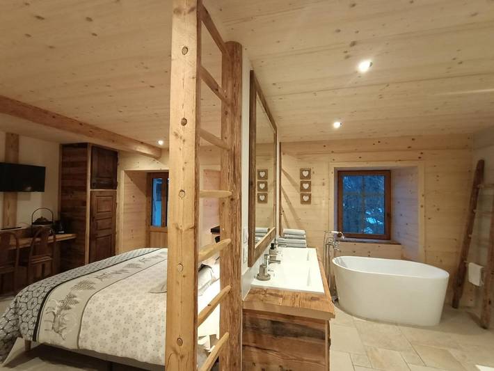 Gîte pour 2 personnes, avec sauna et jardin ainsi que terrasse et jacuzzi à Vacheresse - 2