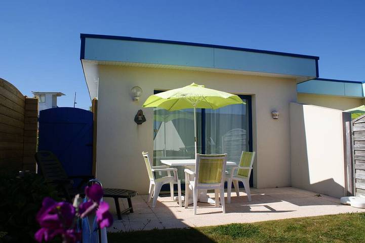 Gîte pour 2 personnes, avec jardin ainsi que piscine et terrasse, animaux acceptés dans Plage Du Bilou Le Conquet