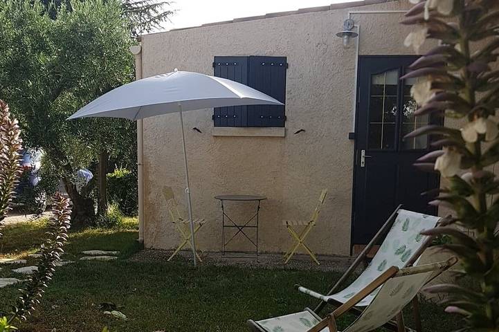 Gîte pour 2 personnes, avec piscine ainsi que jardin et terrasse, animaux acceptés à Les Angles (Gard) - 4
