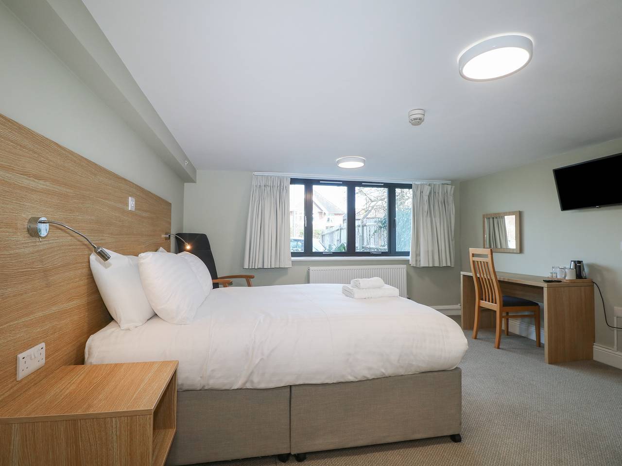 Pebble Path at Marine Court in Littlehampton, Sussex Occidental