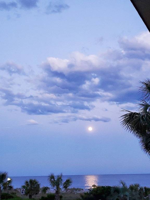 Beach rental for 4 people, with pool and yard as well as hot tub by Myrtle Beach