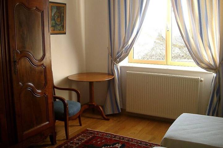 Gîte pour 8 personnes, avec terrasse ainsi que piscine et jardin à Charentay - 3