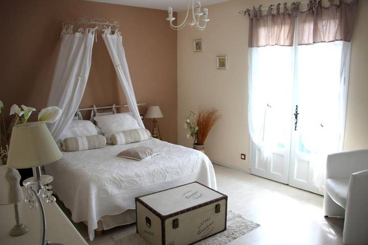 Chambre d’hôte pour 2 personnes, avec piscine ainsi que jardin et terrasse dans Léren