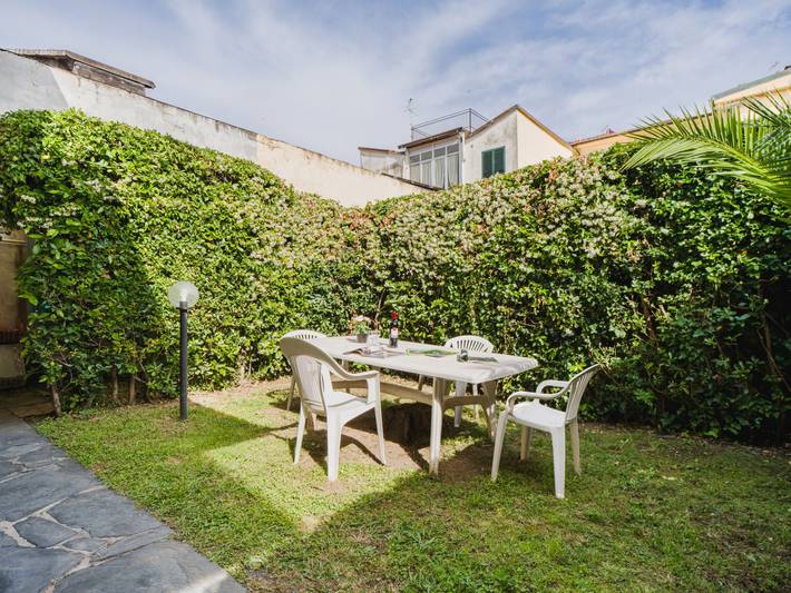 Vakantiewoning voor 5 personen, with Balkon and Terras as well as Tuin in Lido di Camaiore
