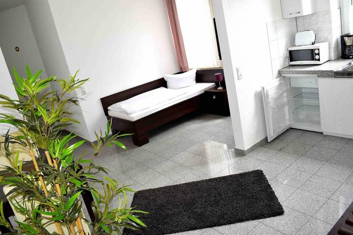 Boardinghouse Stadtvilla Budget - Einbett-Studio mit Küchenzeile und Wlan in Schweinfurt, Fränkisches Weinland